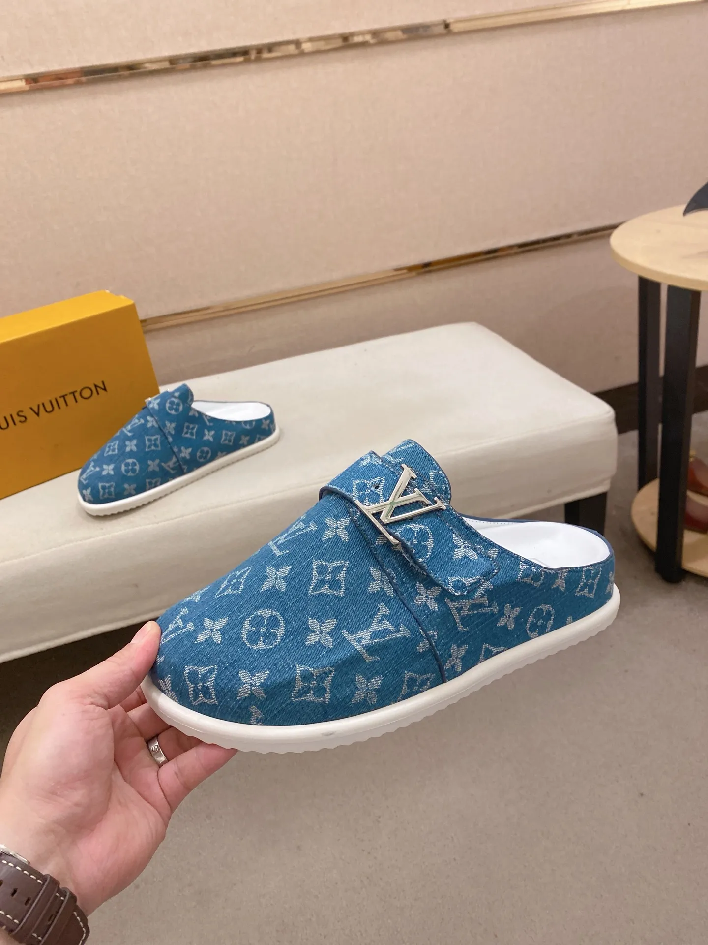 Men's shoes 💰: 360💰LV made 🔍Top purchasing agents, men's spring and summer slippers are available at the same counter. The uppers are made of Italian imported denim with logo graphics and high-quality craftsmanship. The soles are original soles specially provided by the original factory. The exclusive movable molded soles are super comfortable. Original factory follow-up products. 🔍🔍High quality. You can enter and exit the counter at will. Welcome to compare. The code number is 38-44.